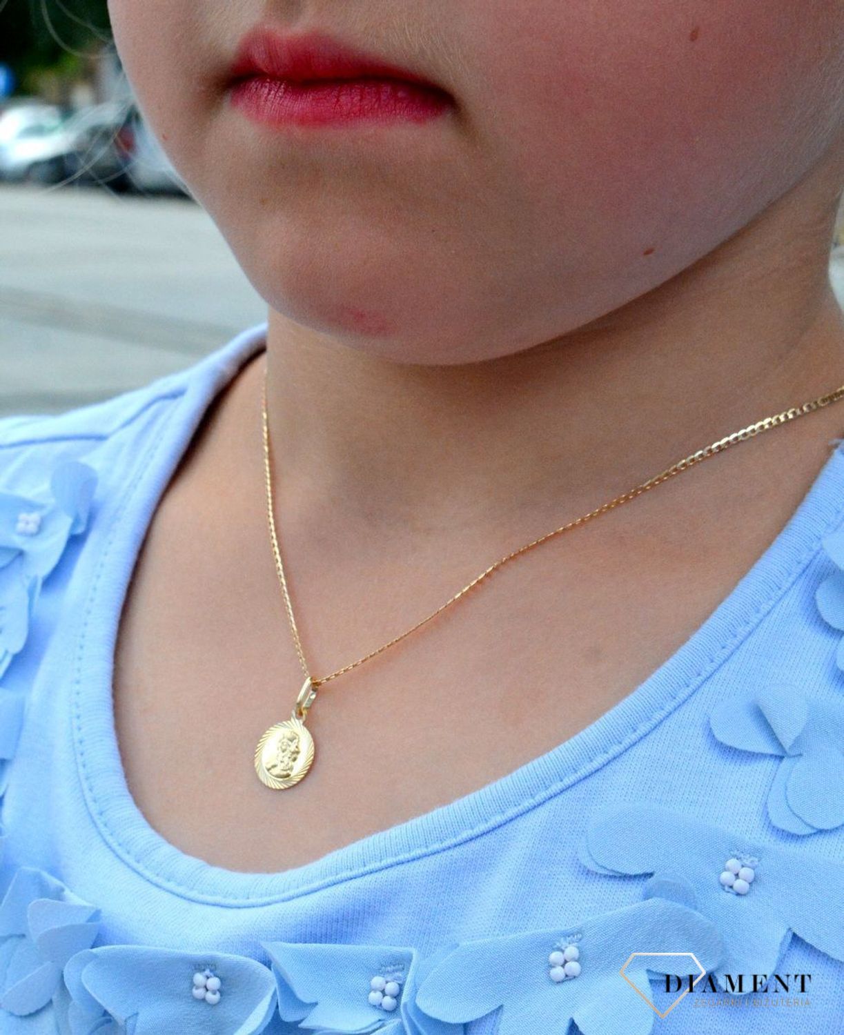 Złota zawieszka medalik okrągły Matka Boska ZA 5673 333. Medalik będący wspaniałą pamiątką i prezentem z okazji chrztu, komunii czy bierzmowania. Zawieszka wykonana ze złota próby 333. Piękna biżuteria o bogatej symbolice re.jpg